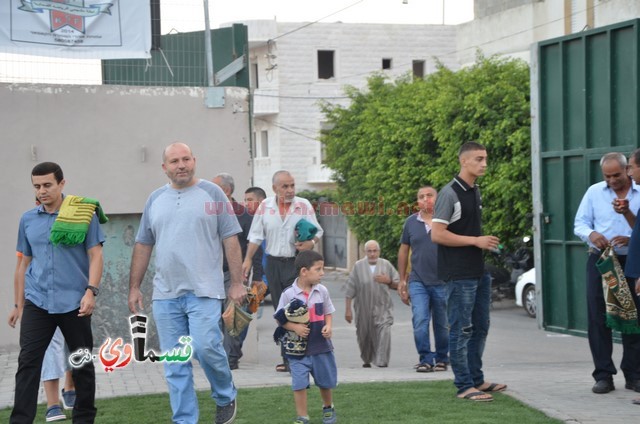 فيديو : المئات يؤدون صلاة عيد الأضحى والرئيس عادل بدير والأهالي يتصافحون ويهنئون ويعم السرور كل الحضور